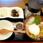 Komeraku - まぐろねぎとろと温泉玉子のおひつ飯（￥980）。こういう丼系も、二杯目はお茶漬けにする前提だ