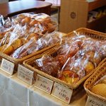 アミー - 併設のベーカリーショップでは自家製パンの販売もしています。