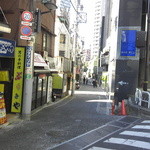 ブーケ・ド・フランス - 外苑東通りから店方面へ降りていく坂道