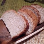 ペペロッソ - イタリアパン二種。右側は栗粉？入り