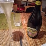 ペペロッソ - スプマンテ美味。グラスもエチケットもしゃれてます