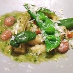 ペペロッソ - 友人の分と取り分けしてくれました。大理石モルタイオで作られた、ペストの緑が美しい