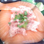 釧路丼丸 - サーモンネギトロ丼アップ