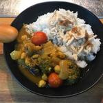 マガリ - 鶏肉飯（チーローファン）とヒヨコ豆とムングダールのカレー