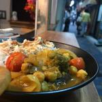 マガリ - 鶏肉飯（チーローファン）とヒヨコ豆とムングダールのカレー