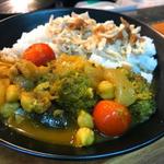 マガリ - 鶏肉飯（チーローファン）とヒヨコ豆とムングダールのカレー
