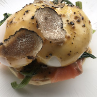 グランド キッチン - ブレックファストブッフェ４４００円
                    （宿泊者以外は４９５０円）
                    サマートリュフのエッグベネディクト。出で立ちから、美味しそう〜