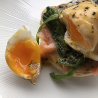 グランド キッチン - ブレックファストブッフェ４４００円。
                    サマートリュフのエッグベネディクト。半熟の具合が、とても好みです（╹◡╹）
                    オランディーヌソースが濃厚過ぎず、とても美味しくいただきました（╹◡╹）