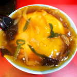 蓬莱 - 天津丼（小￥650）。溢れんばかりに注がれた中華餡が特徴的