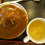 おはしカフェ・ガスト - サラダバーにあるスープと、+52円で食べ放題となるカレー