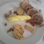 ブーケ・ド・フランス - チーズ盛り合わせ、手前が超熟成のウオッシュタイプ