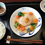 Yasai Shokudou Nanafuku - 漁菜定食。味噌汁はキャベツとニンジンの千切り。小鉢はカブの煮付け。デザートは里芋と紫芋の茶巾。サーモンのハンバーグと茶巾とカブはあまりに薄味だが、生姜風味の「あん」は出汁がきいておいしい。