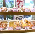 Satoubekari - 店内パン陳列