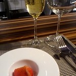 スモールワンダーランド - グラスの泡とイチゴのピクルス