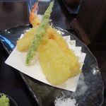 手打蕎麦 悠静 - 天ぷらは大きな海老天にインゲンやジャガイモなどの揚げたて天ぷら５種、ジャガイモは自宅で採れたそうですよ。
            
