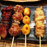 けむり - 焼き鳥を左から（レバー、つくね、うずら、皮）