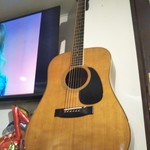 フォーク喫茶 白いギター - CF Martin Guitar ,店内には他にD42とかヤマハ、テイラー、アストゥーリアスなどの弾きやすいギターがズラリ