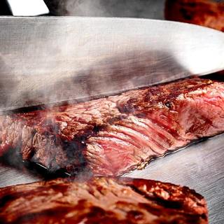 本場の鉄板料理、肉・海鮮・野菜をそろえお待ちしております