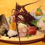 サンペルラ志摩 - お造り。伊勢海老、鯛、ウニ、中とろなど。これで一人前です。