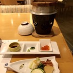 サンペルラ志摩 - お釜で提供される炊きたてのごはん。おこげもあり、美味しいです。いくらとお漬物でいただきました。