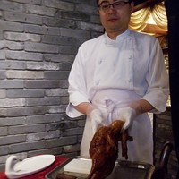 全聚徳 銀座店 - 微妙な表情で、ダックの首を掴んでいらっしゃいます