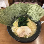 横浜家系ラーメン 旭家  - 予想を裏切らない色白美人？