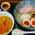 らぁ麺 おかむら - オリエンタルつけ麺辛すっぱ。煮玉子無料。