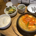 韓国ハイボール酒場 NO SPICE,NO LIFE.  - 豆腐チゲ定食700円。グッツグツ。火傷に気を付けて～