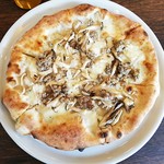 Pizza Restaurant OH! GOD - フンギ  １２００円(税別)  モッツァレラ、皮のないサルシッチャ、茸はしめじと舞茸。きのこは他にもあったかも？大皿に１枚。