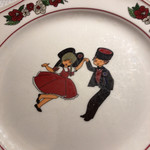 LE TIRE-BOUCHON - 取り分け皿には何故かオタ絵が…