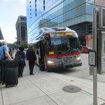 Holiday Inn - 空港行のバス停