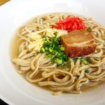 Umi Hachi - 木灰麺を使った八重山そば。もちもちして