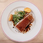 パリのワイン食堂 - 仔羊ばら肉のコンフィ バルサミコとトマトのソース