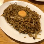 あぺたいと - 両面焼そば 中1.5玉（880円）＋生たまご（60円）