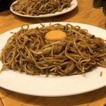 あぺたいと - 両面焼そば 中1.5玉（880円）＋生たまご（60円）