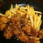 ゆらり - 唐揚げとポテト。アツアツで美味しい＾＾