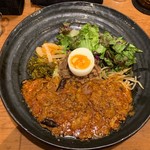 SPICY CURRY 魯珈 - ろかプレート(牛肉と春菊のシビ辛赤カレー)