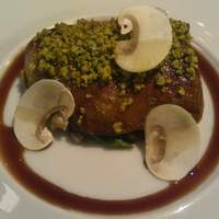 オマージュ - フォアグラのピスタチ​オ焼き ハイビスカスのソース