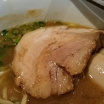 らーめん佳 - ホロっと崩れるチャーシューも美味