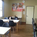 かつかつ亭 - 店舗の左側です。玄関は、店舗中央にあります。全３０席です。