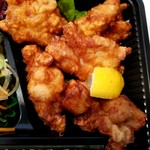弁当 野の花 - 唐揚げは家庭のお味