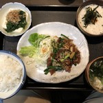 山海 - 2019/07/10
            山海おまかせ定食
            もつ、とろろ、モロヘイヤ奴、牛スジ、ご飯、ミニ寿司