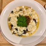 一碗水 - 素菜XO炒豆腐脳(おぼろ豆腐、ピータン、干しエビ、アヒルの卵塩漬けと自家製XO醬)