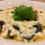 一碗水 - 素菜XO炒豆腐脳(おぼろ豆腐、ピータン、干しエビ、アヒルの卵塩漬けと自家製XO醬)