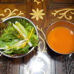 アナム本格インド料理 - インドの香り漂うサラダに、ニンニクの風味を効かせた冷製（？）トマトスープ