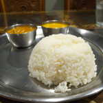 アナム本格インド料理 - ごはんは長粒インディカ米でなく、お馴染みの日本米。現地感には欠けるが、ハズレのない味