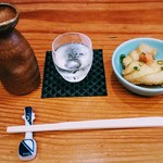 土びん - 日本酒、お通し(ひらめ唐揚げ)