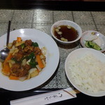 中華レストラン香港 - スブタ（ライス、スープ、お新香つき）￥890