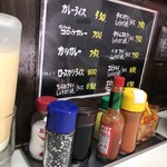 キッチン南海 本店 - メニューと調味料