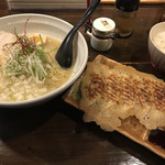 Vorasu Hayakawa - 濃厚鶏白湯ラーメン@餃子セット